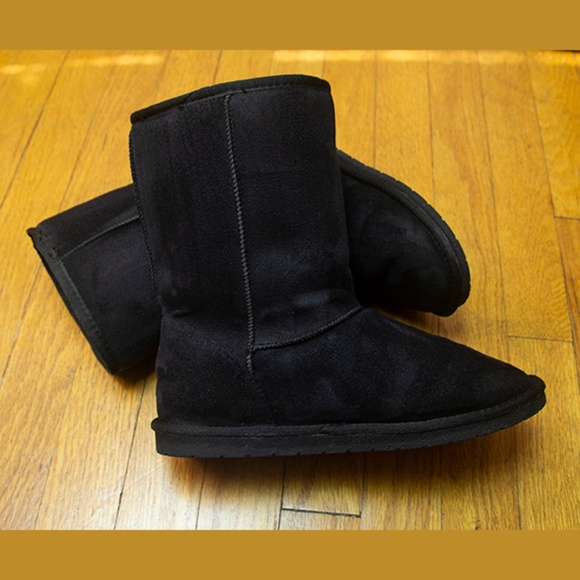 Shoes - EUC Black Boots Size M (7 - 8)